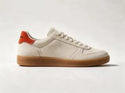 Low retro court sneaker in chalk suede with a gum sole