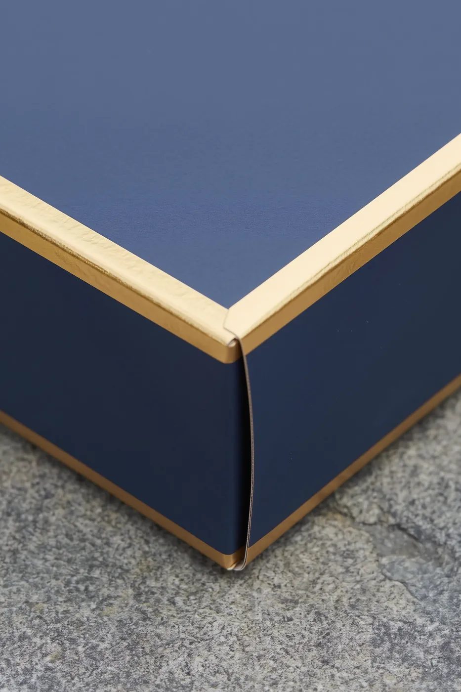 Foil-stamped carton corner